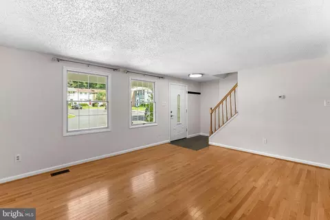 Living - 8693 Bent Arrow Ct, Springfield, VA 22153 photo 2 of 4