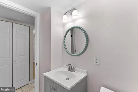 Bath - 8693 Bent Arrow Ct, Springfield, VA 22153 photo 2 of 5