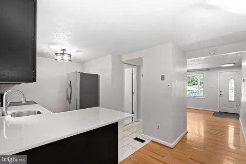 Entry Way - 8693 Bent Arrow Ct, Springfield, VA 22153 photo 4 of 5