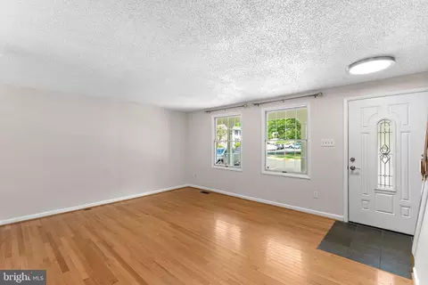 Living - 8693 Bent Arrow Ct, Springfield, VA 22153 photo 4 of 4