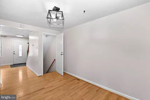Entry Way - 8693 Bent Arrow Ct, Springfield, VA 22153 photo 3 of 5