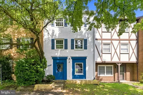 14814 Haymarket Ln, Centreville, VA 20120