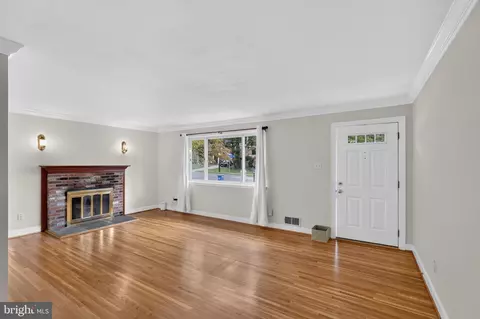 Living - 5624 Queensberry Ave, Springfield, VA 22151 photo 4 of 6