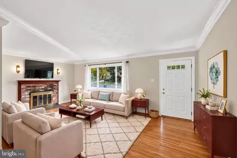 Living - 5624 Queensberry Ave, Springfield, VA 22151 photo 3 of 6