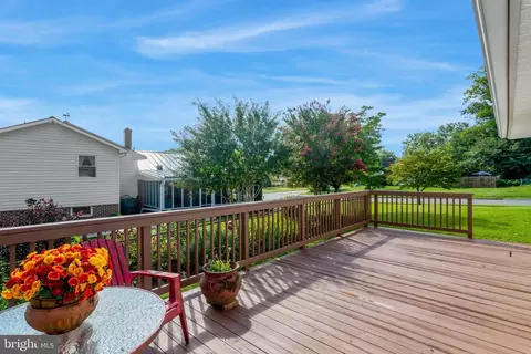 Exterior - 7402 Elgar St, Springfield, VA 22151 photo 6 of 8