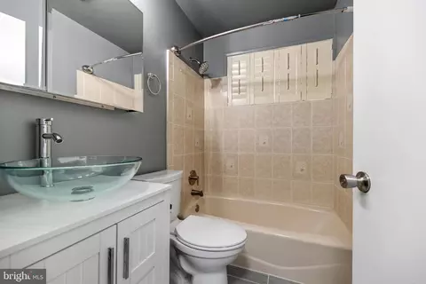 Bath - 7415 Jervis St, Springfield, VA 22151 photo 2 of 8