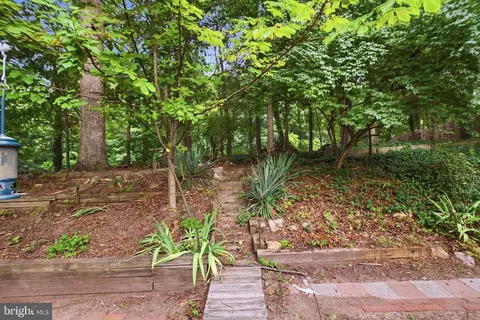 Exterior - 8804 Strause Ct, Springfield, VA 22153 photo 4 of 10