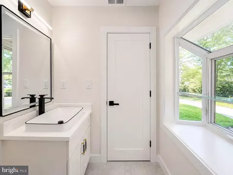 Bath - 8804 Strause Ct, Springfield, VA 22153 photo 7 of 11