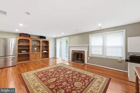 Living - 7702 Jewelweed Ct, Springfield, VA 22152 photo 3 of 4