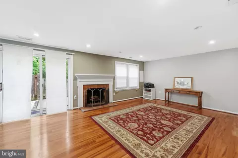 Living - 7702 Jewelweed Ct, Springfield, VA 22152 photo 2 of 4