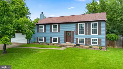 1236 Summerfield Dr, Herndon, VA 20170