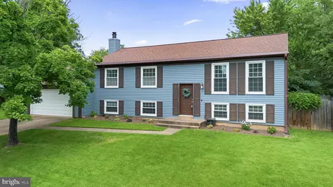 1236 Summerfield Dr, Herndon, VA 20170