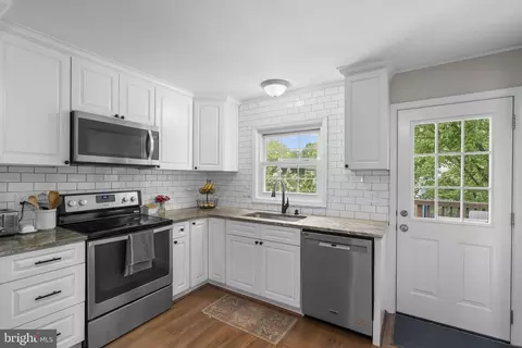 1236 Summerfield Dr, Herndon, VA 20170