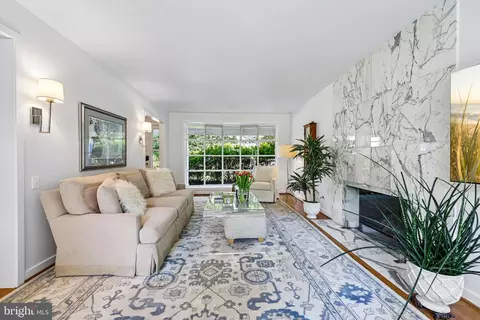 Living - 6905 Lemon Rd, Mclean, VA 22101 photo 2 of 3