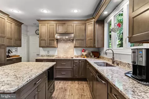 7606 Davis Field Ln, Springfield, VA 22153 photo 4
