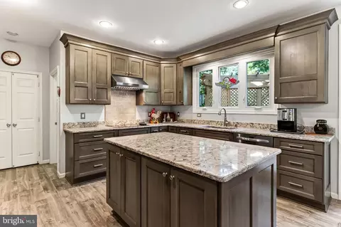 7606 Davis Field Ln, Springfield, VA 22153 photo 3