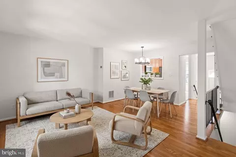 8636 Dellway Ln, Vienna, VA 22180