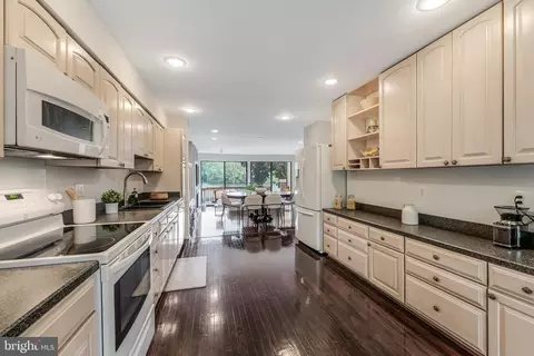 Kitchen - 2028 Lakewinds Dr, Reston, VA 20191 photo 3 of 4