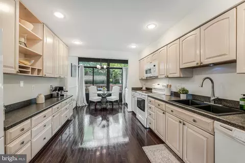 Kitchen - 2028 Lakewinds Dr, Reston, VA 20191 photo 2 of 4