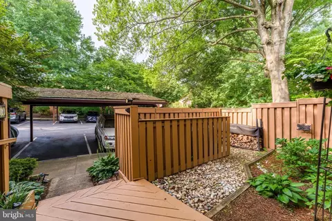 Exterior - 2028 Lakewinds Dr, Reston, VA 20191 photo 2 of 10