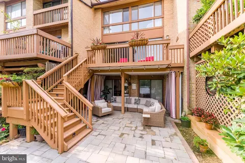 Exterior - 2028 Lakewinds Dr, Reston, VA 20191 photo 6 of 10
