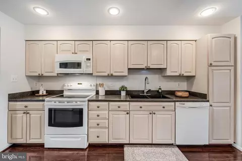Kitchen - 2028 Lakewinds Dr, Reston, VA 20191 photo 4 of 4