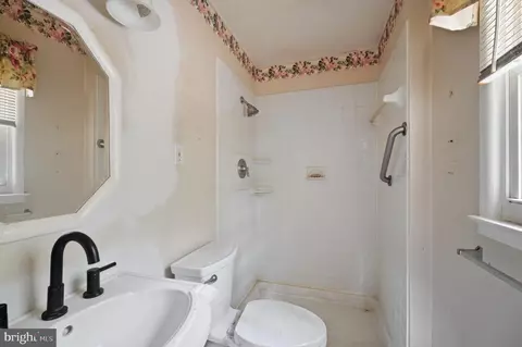 Bath - 6702 Harwood Pl, Springfield, VA 22152 photo 1 of 3
