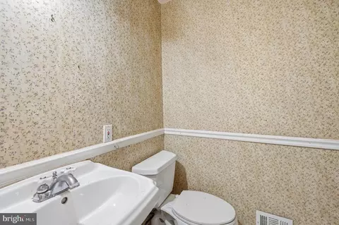 Bath - 6702 Harwood Pl, Springfield, VA 22152 photo 2 of 3