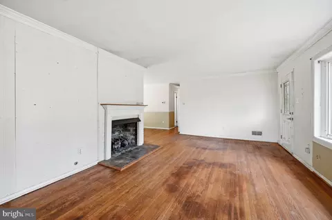 Living - 6702 Harwood Pl, Springfield, VA 22152 photo 2 of 4