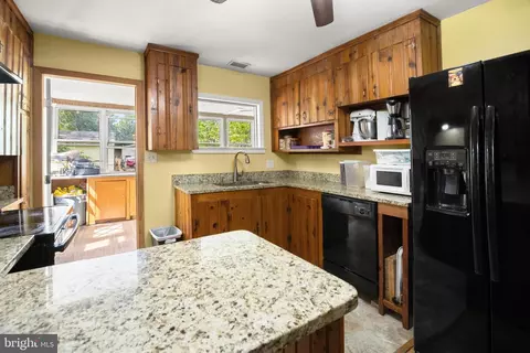 Kitchen - 7116 Neuman St, Springfield, VA 22150 photo 2 of 4