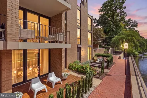 1676 Chimney House Rd, Reston, VA 20190
