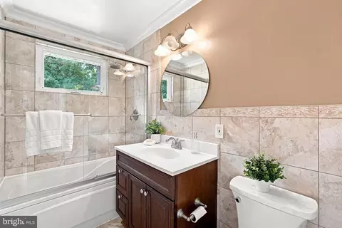 Bath - 8926 Cromwell Dr, Springfield, VA 22151 photo 2 of 3