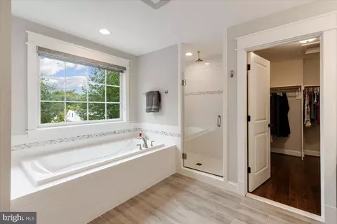 Bath - 6619 Byrnes Dr, Mclean, VA 22101 photo 2 of 5
