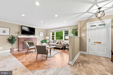 Entry Way - 5214 Heming Ave, Springfield, VA 22151 photo 2 of 5