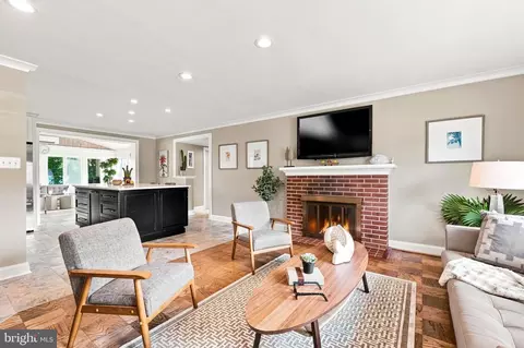 Living - 5214 Heming Ave, Springfield, VA 22151 photo 2 of 3