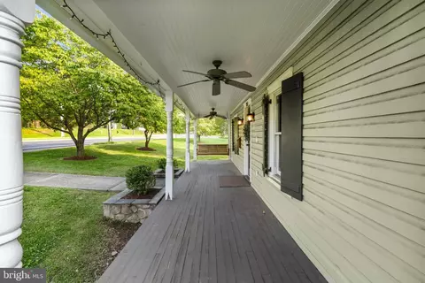 Exterior - 703 Dranesville Rd, Herndon, VA 20170 photo 4 of 8