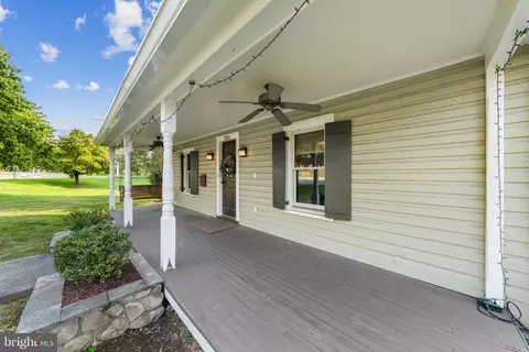 Exterior - 703 Dranesville Rd, Herndon, VA 20170 photo 3 of 8