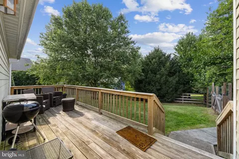 Exterior - 703 Dranesville Rd, Herndon, VA 20170 photo 6 of 8