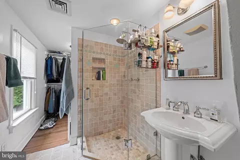 Bath - 703 Dranesville Rd, Herndon, VA 20170 photo 2 of 4
