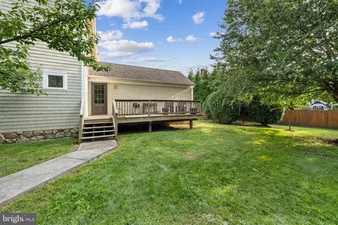 Exterior - 703 Dranesville Rd, Herndon, VA 20170 photo 5 of 8
