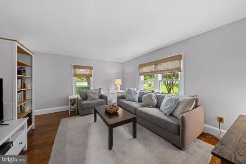 Living - 703 Dranesville Rd, Herndon, VA 20170 photo 1 of 1