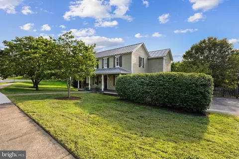 Exterior - 703 Dranesville Rd, Herndon, VA 20170 photo 2 of 8