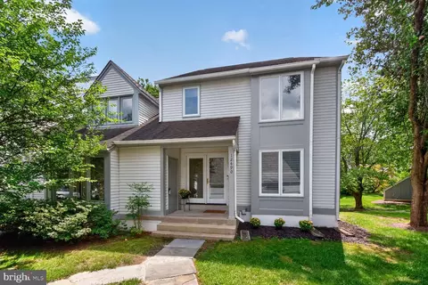 12490 Fanleaf Ct, Fairfax, VA 22033