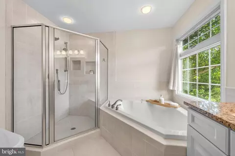 Bath - 3647 Beech Down Dr, Chantilly, VA 20151 photo 2 of 6