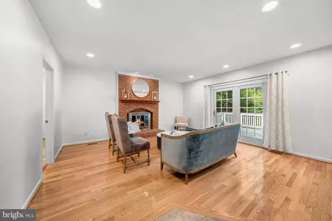 Living - 3647 Beech Down Dr, Chantilly, VA 20151 photo 3 of 4