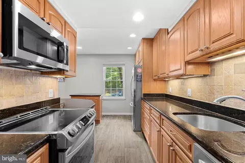 Kitchen - 8942 Astongale Ct, Springfield, VA 22152 photo 4 of 6