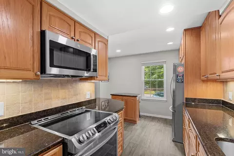 Kitchen - 8942 Astongale Ct, Springfield, VA 22152 photo 5 of 6