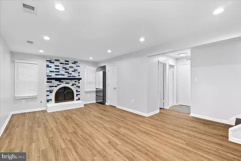 Living - 9303 Macswain Pl, Springfield, VA 22153 photo 2 of 3