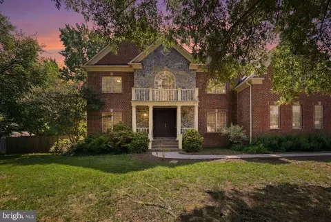 8813 Oak Leaf Dr, Alexandria, VA 22309
