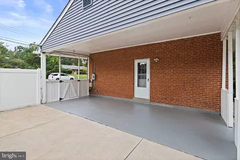 Exterior - 7600 Hamlet St, Springfield, VA 22151 photo 7 of 8